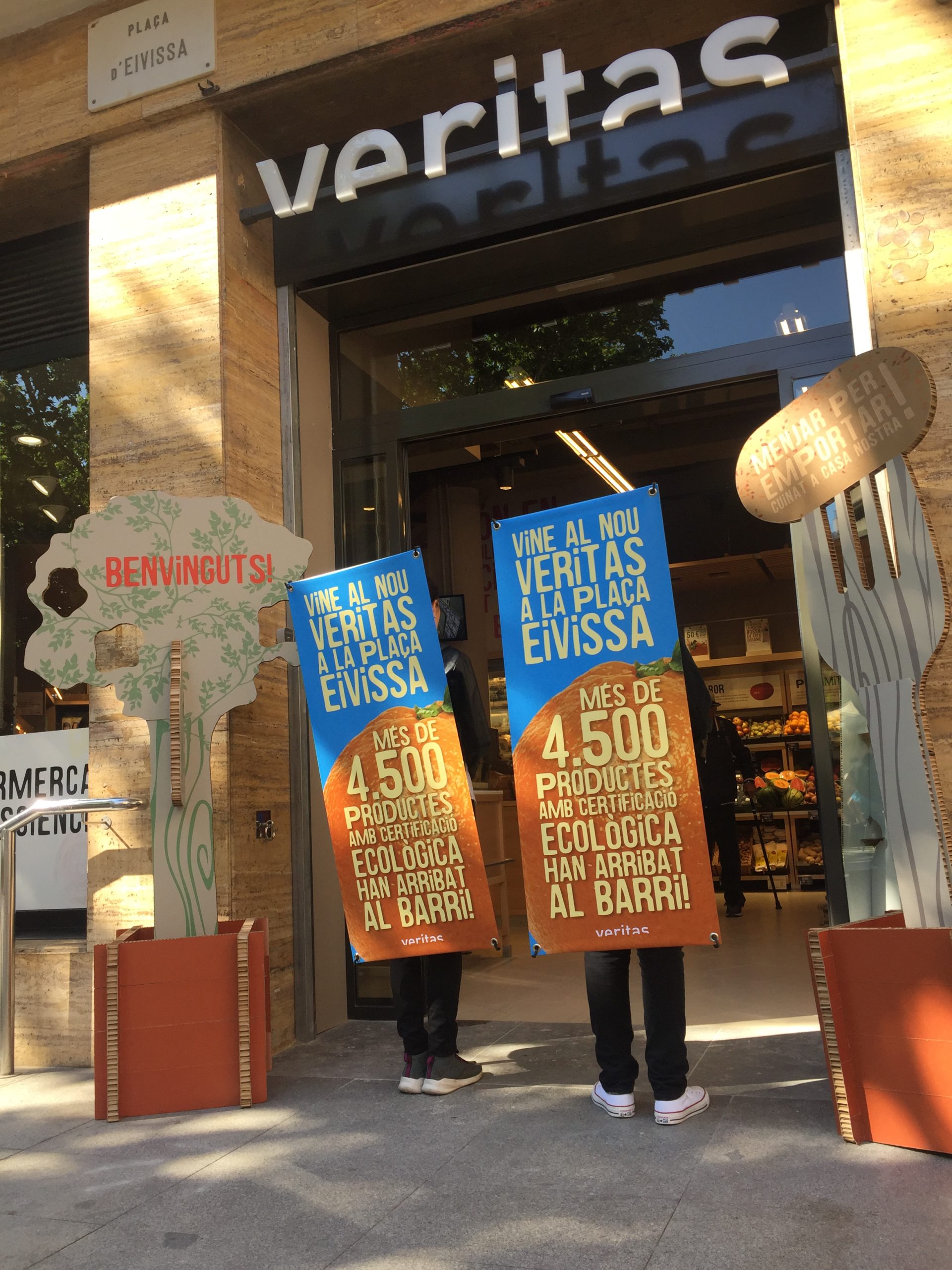 Veritas Walkers | Belowactions street marketing Barcelona